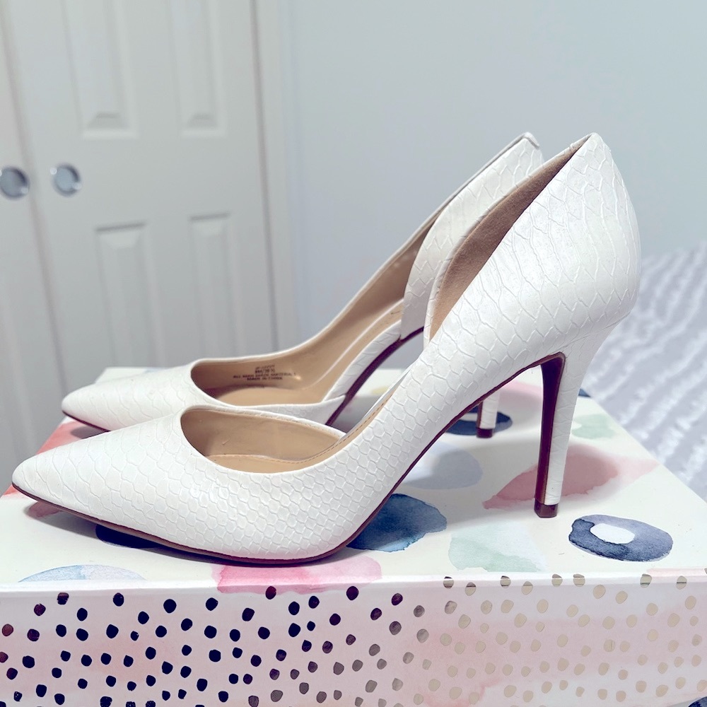 Jessica Simpson white snakeskin heels size 8